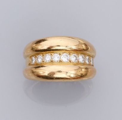   Bague bandeau en or jaune 750°/00 (18K), sertie d'une ligne de diamants taille...