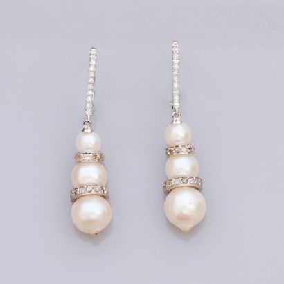   Paire de boucles d'oreilles en or gris 750°/00 (18K), serties de perles de culture...
