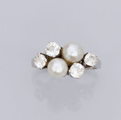   Bague en platine, sertie de deux perles baroques (fines?) et de diamants taille...