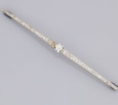   Broche barrette longue en platine et or 750°/00 (18K), sertie de diamants taille...