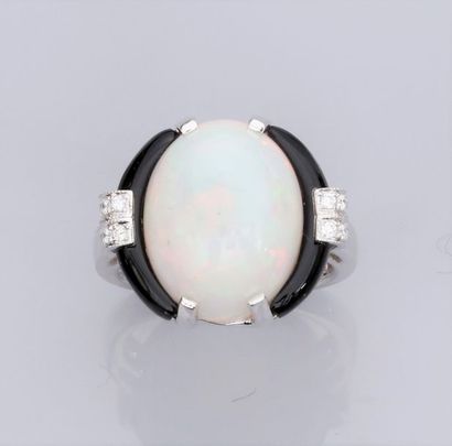   Bague en or gris 750°/00 (18K), sertie d'une opale ovale de 8 carats environ, épaulée...