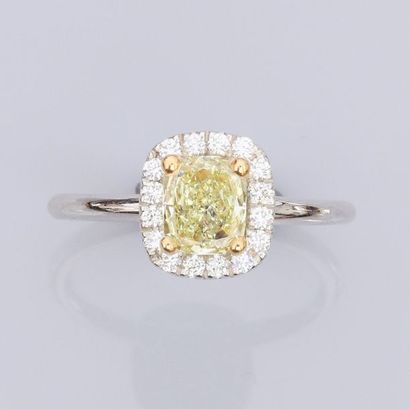   Bague en or gris 750°/00 (18K), sertie d'un diamant jaune naturel Fancy Yellow...