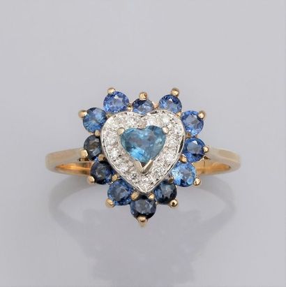 null Ring in 585°/00 (14K) yellow gold, set with a small heart-shaped sapphire, double...