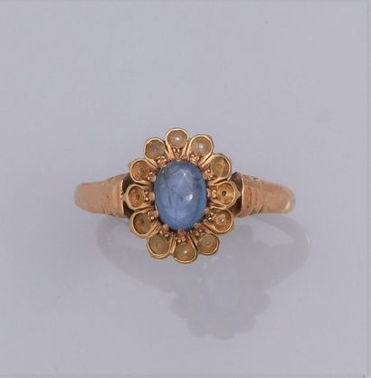 null Small antique ring in 750°/00 (18K) yellow gold, set with a small cabochon sapphire,...