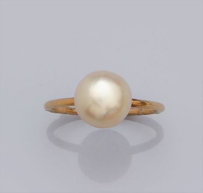 null Yellow gold ring 750°/00 (18K), set with a button cultured pearl 9/9.5 mm in...