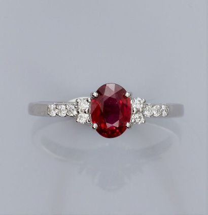 null Ring in 750°/00 (18K) white gold set with an oval ruby of about 0.85 carat,...
