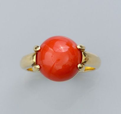   Ring in 750°/00(18K) yellow gold, set with a round coral cabochon, diameter 12...