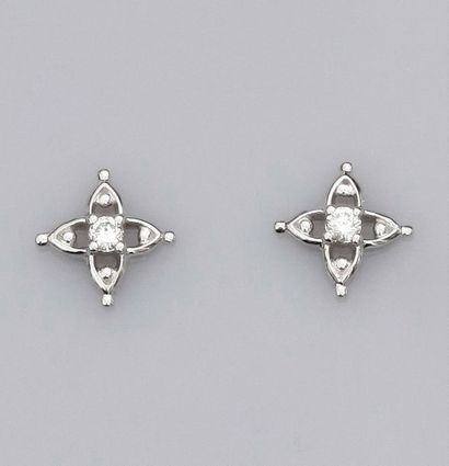   Paire de boucles d'oreilles fleurs en or gris 750°/00(18K) , serties d'un diamant...