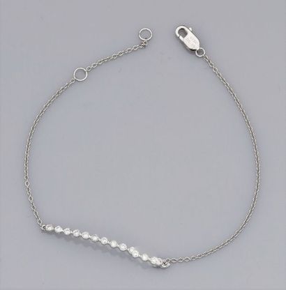   Bracelet en or gris 750°/00(18K), maille forçat à ligne incurvée sertie de diamants...