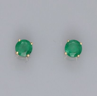   Paire de boucles d'oreilles en or jaune 750°/00(18K), serties d'émeraudes rondes...