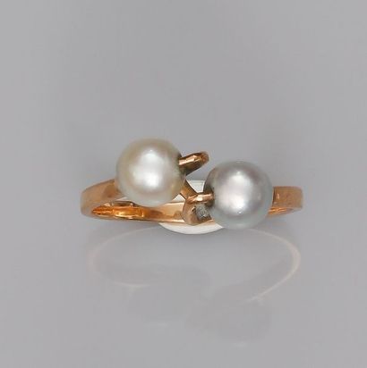   Yellow gold ring 750°/00(18K), set with two small cultured pearls 5/5.5 mm in diameter....