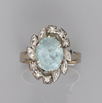   Ring in 750°/00 (18K) white gold, set with an oval aquamarine, surrounded by diamonds...