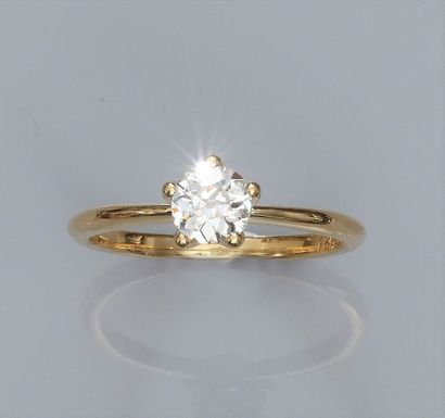 null Bague solitaire en or jaune 750°/00(18K), sertie d'un diamant taille ancienne...