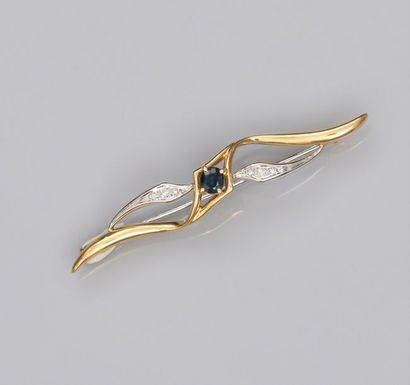   Broche en or deux tons 750°/00(18K), sertie d'un saphir ovale et de diamants 8/8....