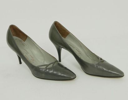 null Christian DIOR par Roger Vivier, circa 1959-60

Paire de souliers en cuir gris...