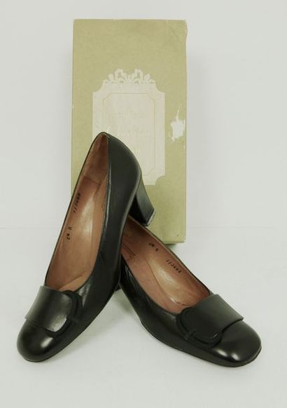 null Souliers Christian DIOR, circa 1960

Paire de souliers en cuir noir, T.5 ½ ...