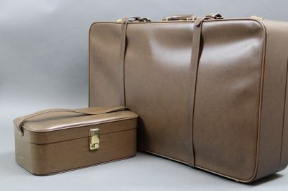 null 4 valises et 2 Vanity Case assortis en sky marron produites pour la Mercedes...