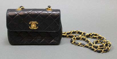 null CHANEL

Mini sac en cuir noir matelassé, 14cm, grande bandoulière métal doré...