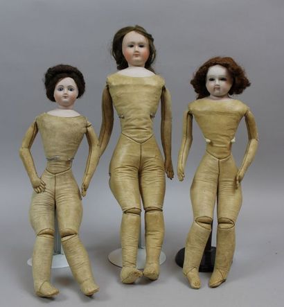 null Trois poupées de mode (modernes)

L’une tête pivotante et collerette en biscuit,...