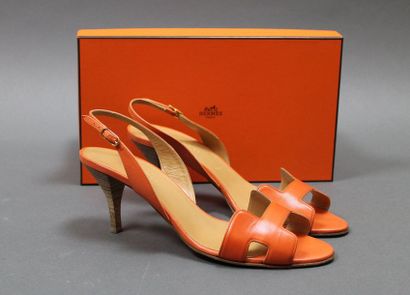 null HERMES

Paire de sandales en cuir orange, T.39 (usures sous la semelle), avec...