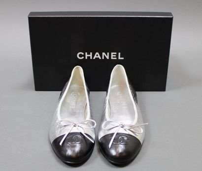 null CHANEL

Paire de ballerines argent, bouts noirs, T.38 ½, avec boîte 