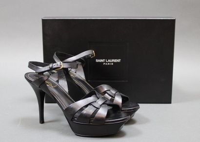 null Yves Saint LAURENT

Paire de sandales en cuir noir, plateforme et talons, T.38...
