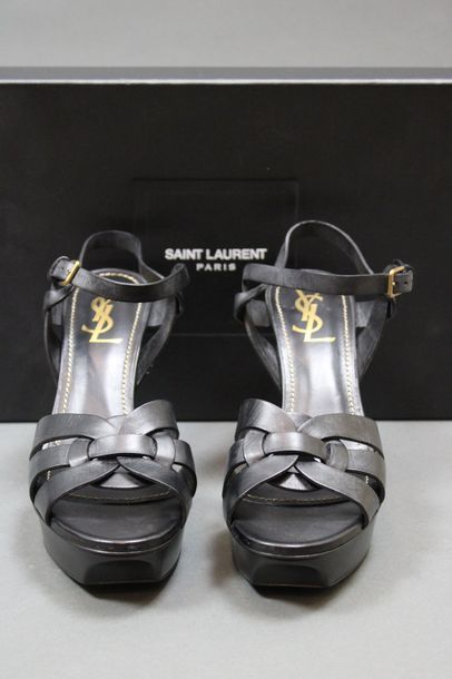 null Yves Saint LAURENT

Paire de sandales en cuir noir, plateforme et talons, T.38...