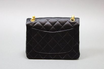 null CHANEL

Sac en satin noir matelassé, bandoulière métal doré, 18cm, avec sa ...