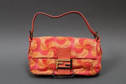 null FENDI

Sac en tissu perlé sur fond orangé et jaune, anse et patte du fermoir...