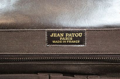 null Jean PATOU

Pochette en cuir marron, 35cm