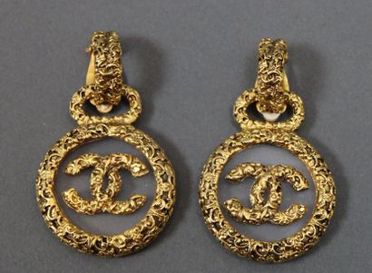 null CHANEL

Paire de clips d’oreilles à pendentifs ronds plexis siglés et métal...