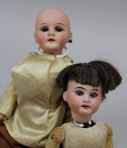 null Deux petites poupées allemandes à têtes en porcelaine, l’une marquée GK dans...