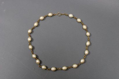 null Collier en métal doré et grosses perles fantaisie (éclats aux perles)
