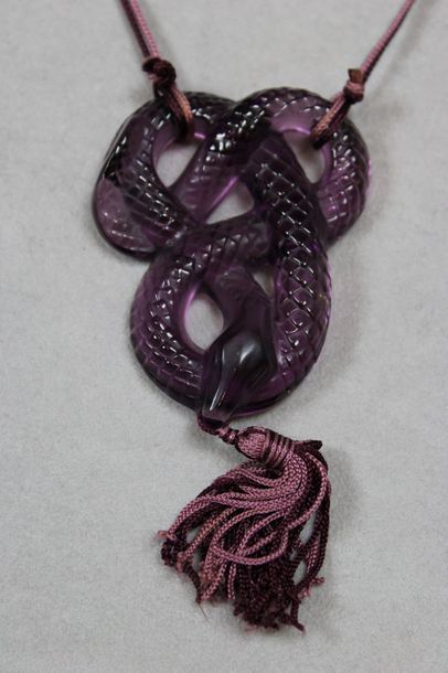 null LALIQUE

Pendentif en cristal violet en forme de serpent, pompon et cordelettes...