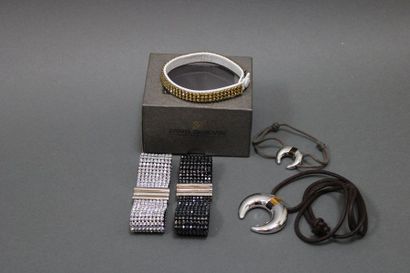 null 5 pièces

3 bracelets SWAROVSKI avec strass, 1 bracelet +1 pendentif assort...