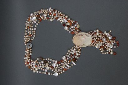 null Un grand collier perles et camée 