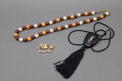 null 2 colliers et 1 broche :

Yves Saint LAURENT

Collier, perles fantaisie et perles...