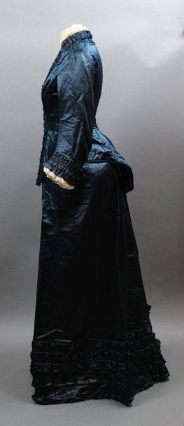 null Pauline STUMPH Paris

Ensemble jupe et corsage en satin bleu nuit, circa 1880,...