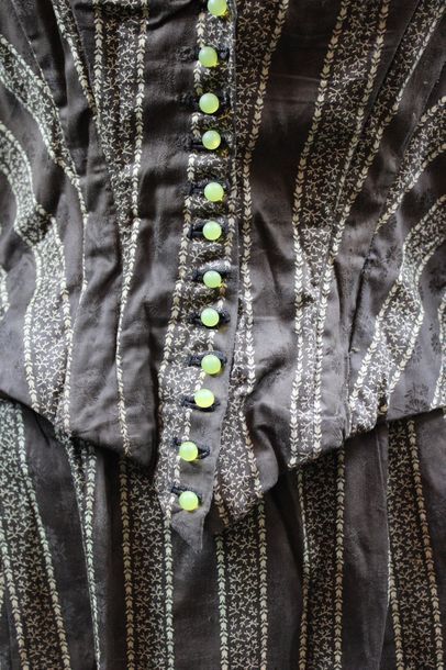 null Ensemble 2 pièces jupe et corsage en soie damassée bronze à rayures de fleurettes,...