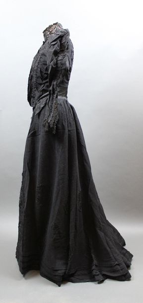 null Une robe en satin noir et tulle perlé noir, vers 1900 (décolorations au bas...