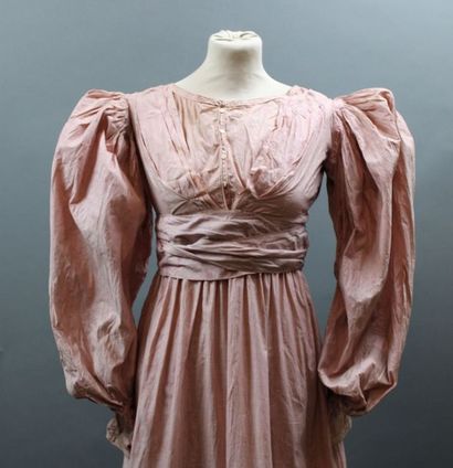 null 1 ensemble corsage et jupe démontée bleu marine et or vers 1900, 1 robe en coton...