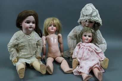 null Lot  de 7 poupées dont une, tête en porcelaine marquée en creux Limoges France...