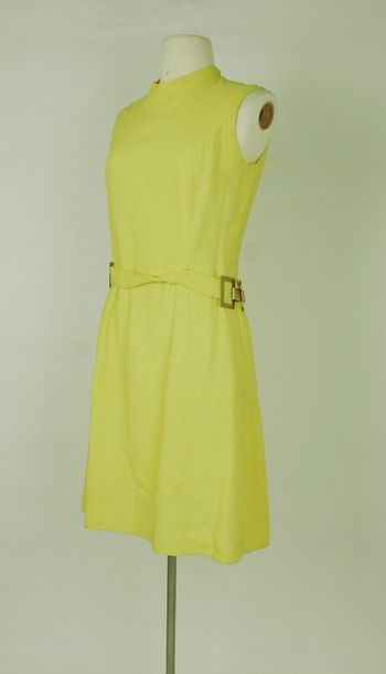 null LANVIN, circa 1968

Robe en lin et coton jaune, ceinture intégrée avec boucle...