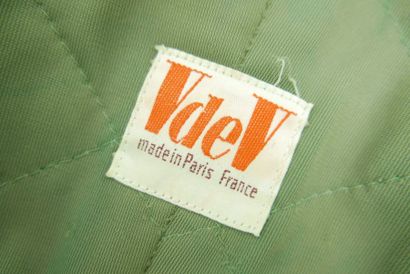 null V de V, circa 1970 par Michel Rosier

Veste en velours côtelé vert sapin, (décoloration...