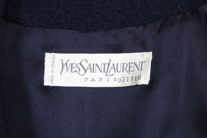 null Yves SAINT LAURENT Haute Couture, numéroté 071910

Veste en lainage bleu marine,...