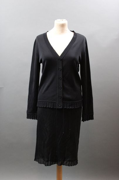 null Sonia RYKIEL

Lot : un manteau en lainage noir, T.40, un gilet long en velours...