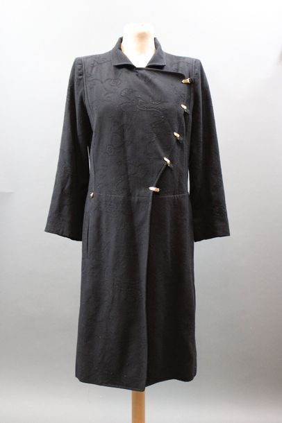 null Sonia RYKIEL

Lot : un manteau en lainage noir, T.40, un gilet long en velours...