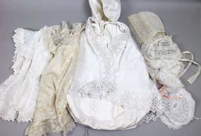 null Lot : un manteau de bébé en broderie anglaise, une robe de bébé en soie et Valenciennes,...