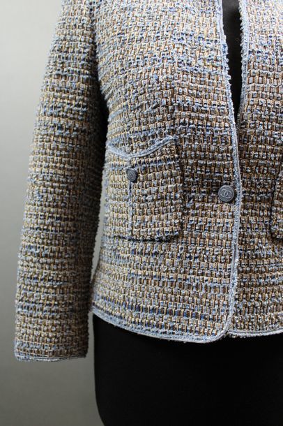 null CHANEL

Veste en lainage et coton dans les tons gris et bleus,T.40