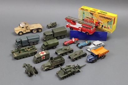 null Super Dinky et Dinky toys

Lot de 19 véhicules :

1 camion Berliet grande échelle...